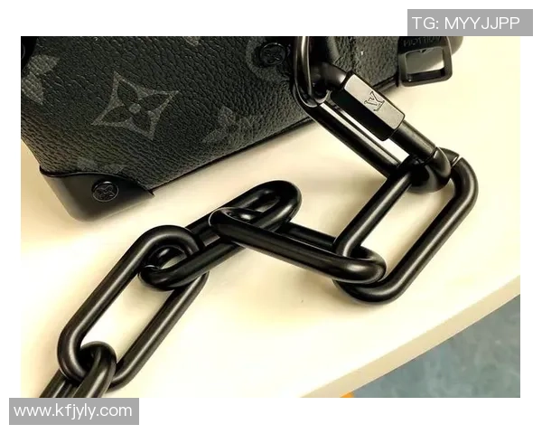 LV足球明星洗漱包时尚与运动的完美结合让你随时展现个性魅力 LV足球明星洗漱包时尚与运动的完美结合让你随时展现个性魅力