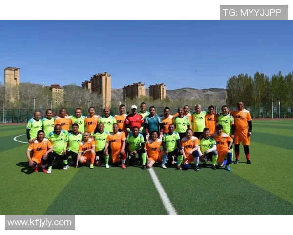 体育记者深入采访足球明星揭秘他们的训练生活与比赛心路历程