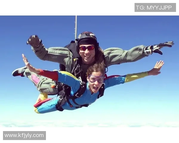 在空中飞翔与地面竞技的完美结合跳伞与足球的极限挑战之旅 在空中飞翔与地面竞技的完美结合跳伞与足球的极限挑战之旅