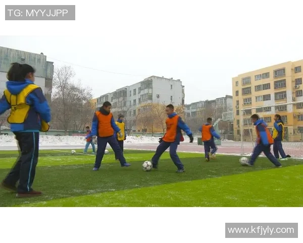 男生拖鞋足球的趣味竞技与校园生活的完美结合 男生拖鞋足球的趣味竞技与校园生活的完美结合